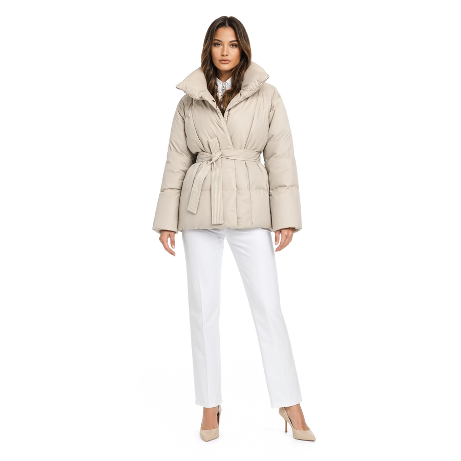 Femme portant la doudoune courte ceinturée La Bogue en beige, vue de face