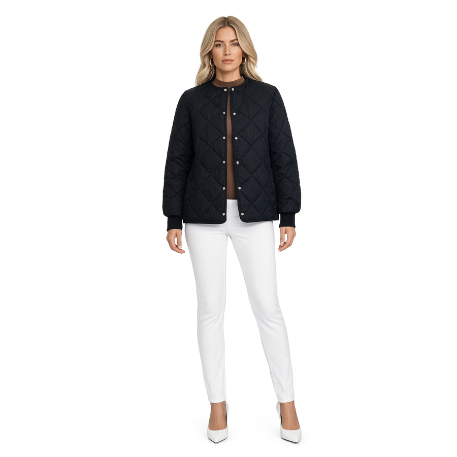 Manteau femme matelassé losange L'Opaline, coloris noir, porté par un mannequin