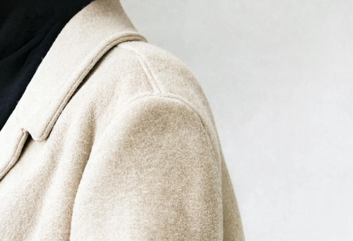 Gros plan sur la couture d'épaule et l'emmanchure d'un manteau Image
