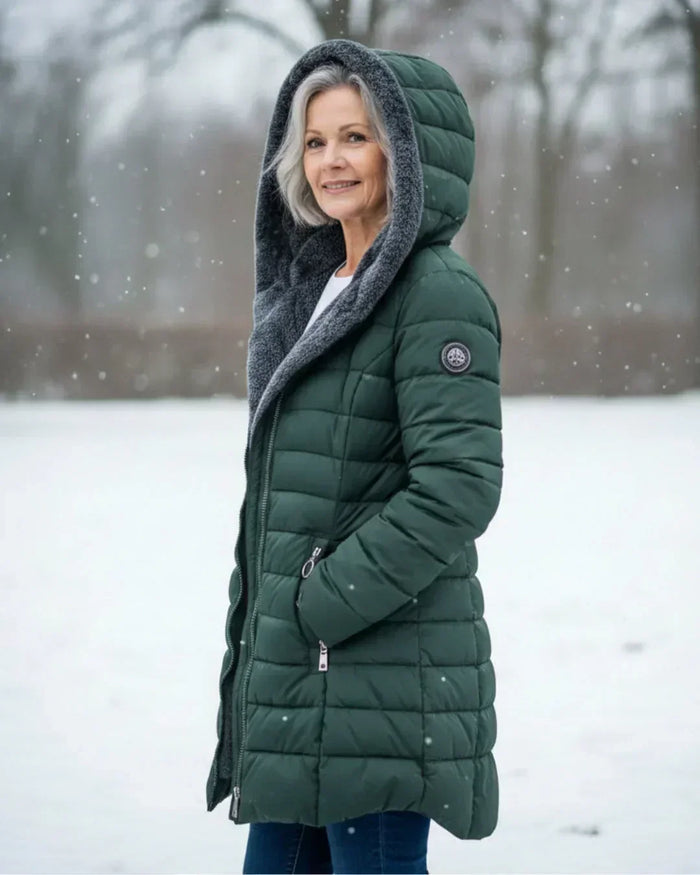Doudoune femme longue vert foncé matelassée, capuche relevée, vue de profil