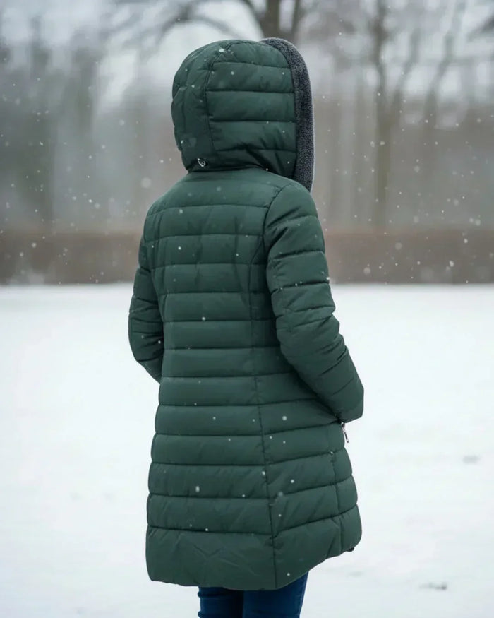 Doudoune femme longue vert foncé matelassée, vue de dos avec capuche