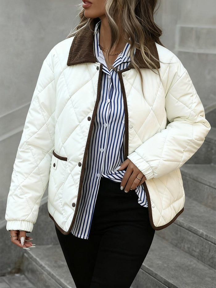 Veste matelassée crème portée ouverte sur une chemise rayée | La Chocolatine
