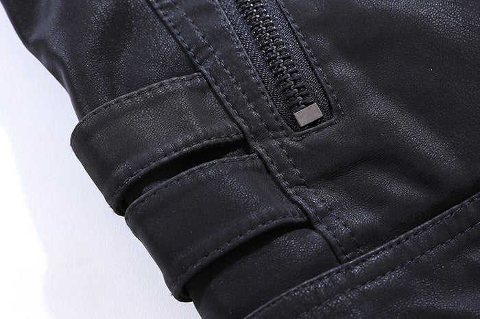 Détail du poignet zippé et de la patte à pression de la veste motard homme noire