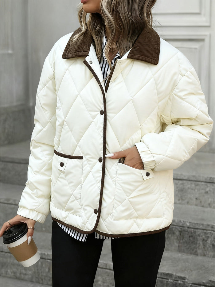Veste matelassée crème oversize portée en ville | La Chocolatine