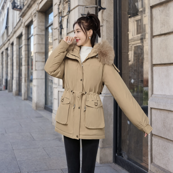 Parka femme matelassée L'Écrin beige portée en ville