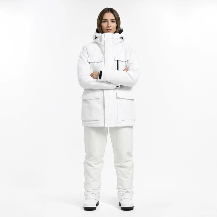 Homme portant la veste de ski cargo blanche Le Névé à capuche