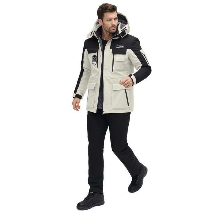 Homme portant la parka blanche et noire Le Chalet Blanc à capuche amovible