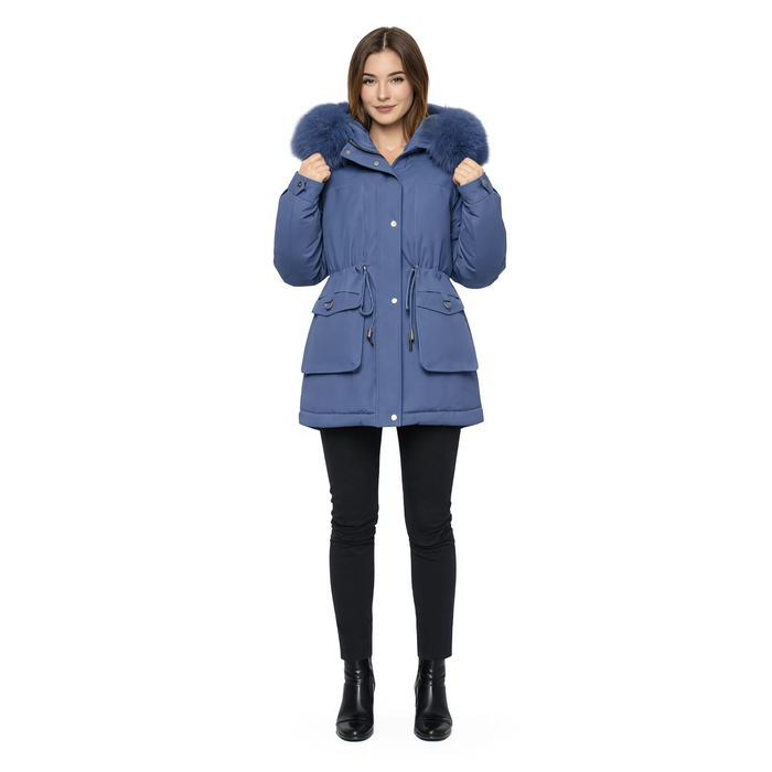Parka femme matelassée à capuche fourrure L'Écrin, coloris bleu, portée par un mannequin
