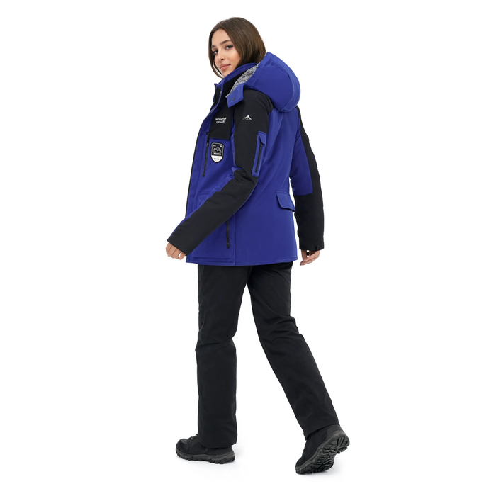 Homme portant la parka bleu marine et noire Le Chalet Blanc à capuche amovible