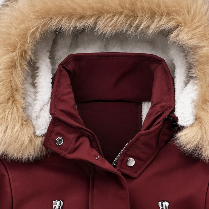 Gros plan sur la capuche amovible bordée de fausse fourrure, coloris bordeaux
