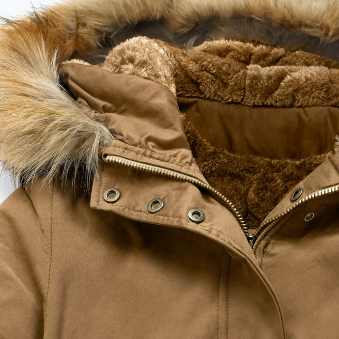 Gros plan sur le col fourré et la capuche de la parka marron