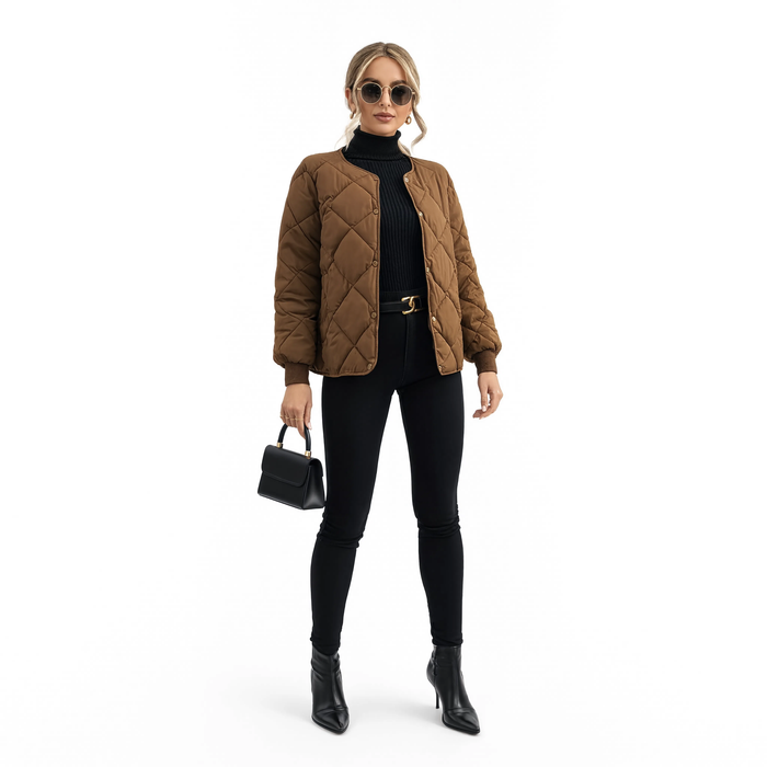 Manteau femme matelassé losange L'Opaline, coloris marron, porté par un mannequin