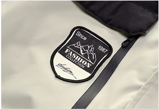 Détail des poches et de la fermeture éclair de la parka homme