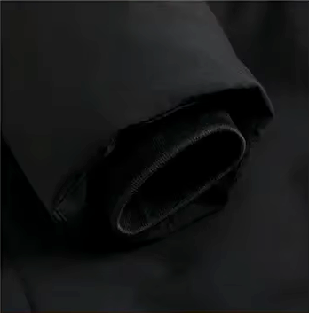 Poignet intérieur en bord-côte tricoté de la parka homme noire Le Colosse