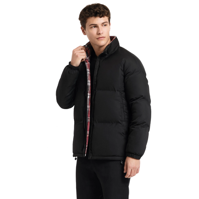 Homme portant la doudoune imperméable Le Damas en noir, vue de face