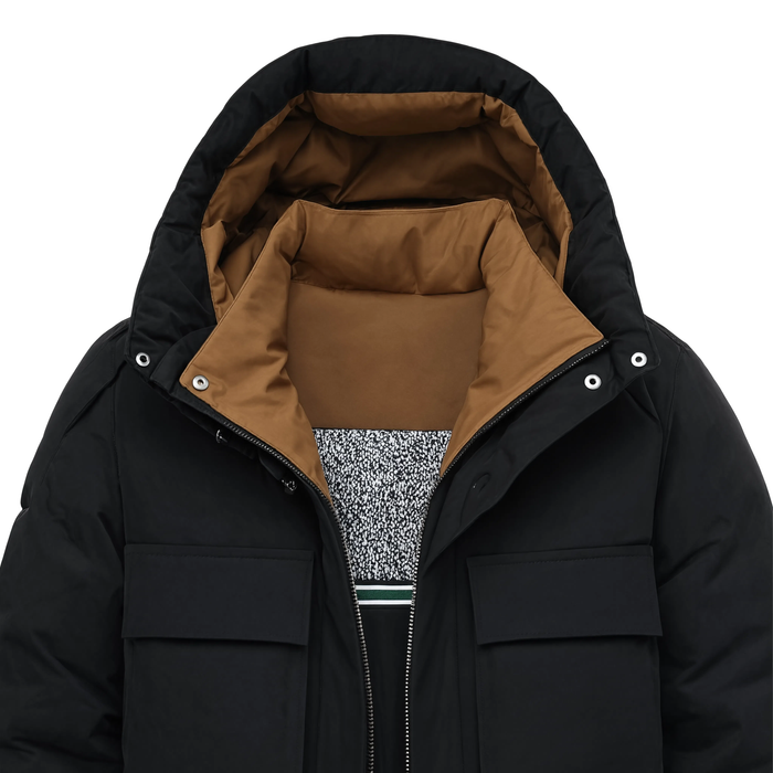 Gros plan sur le col et la capuche amovible de la parka noire