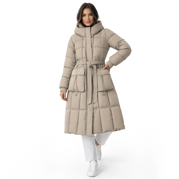 Femme portant la parka longue ceinturée La Sangle en beige, vue de face