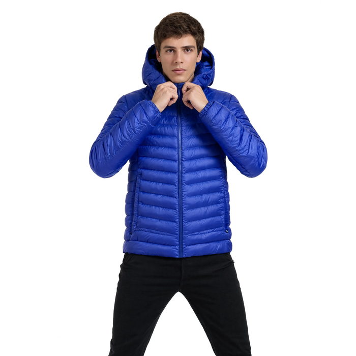 Doudoune homme légère en duvet Le Passeur, coloris bleu, portée par un mannequin