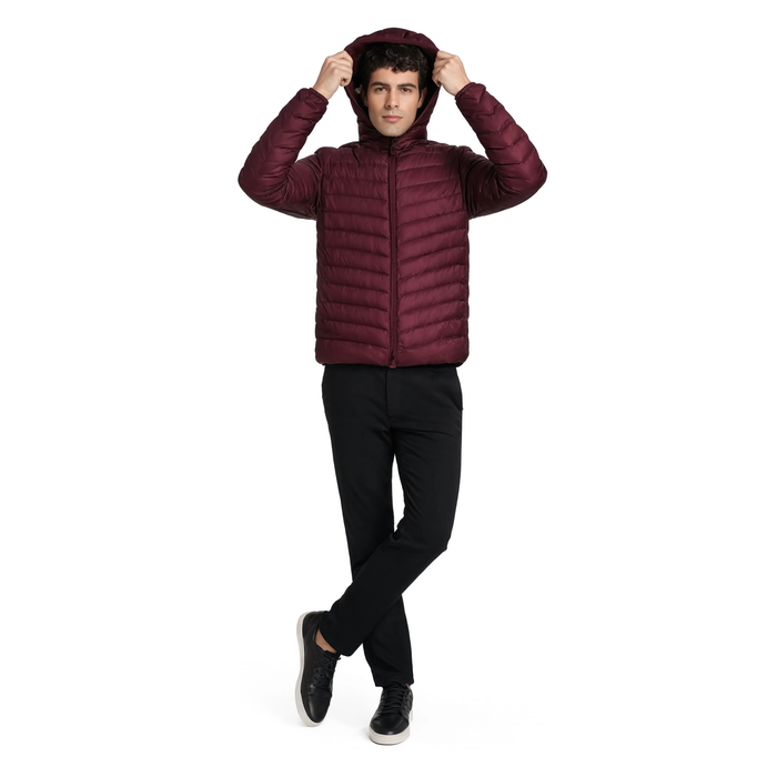 Doudoune homme légère en duvet Le Passeur, coloris bordeaux, portée par un mannequin