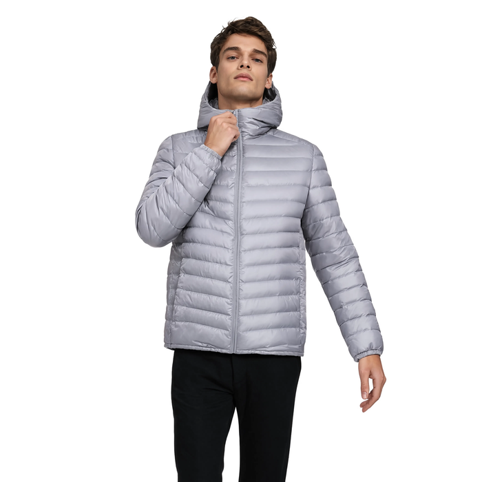 Doudoune homme légère en duvet Le Passeur, coloris gris, portée par un mannequin