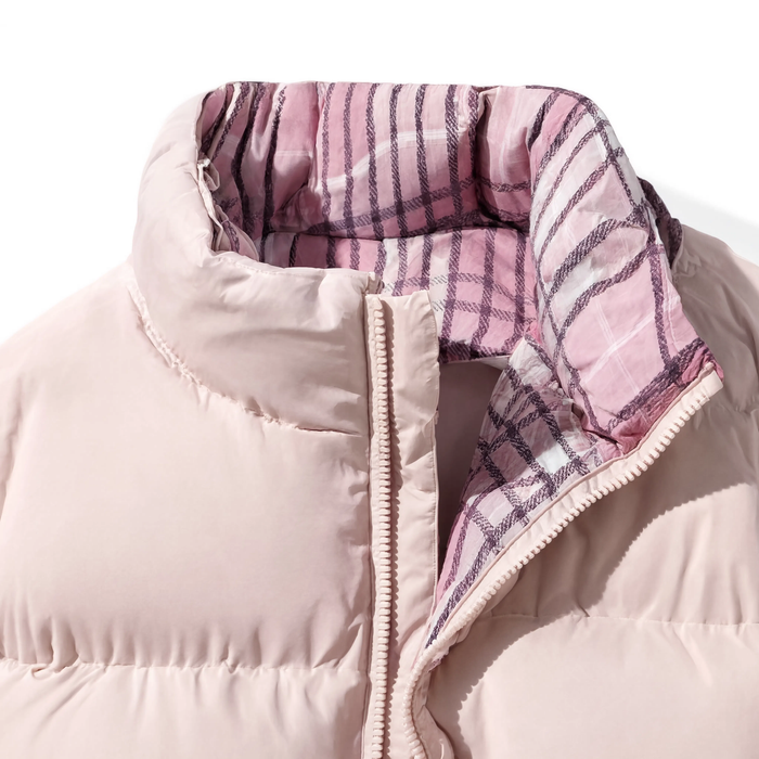 Gros plan sur le col montant de la doudoune homme rose