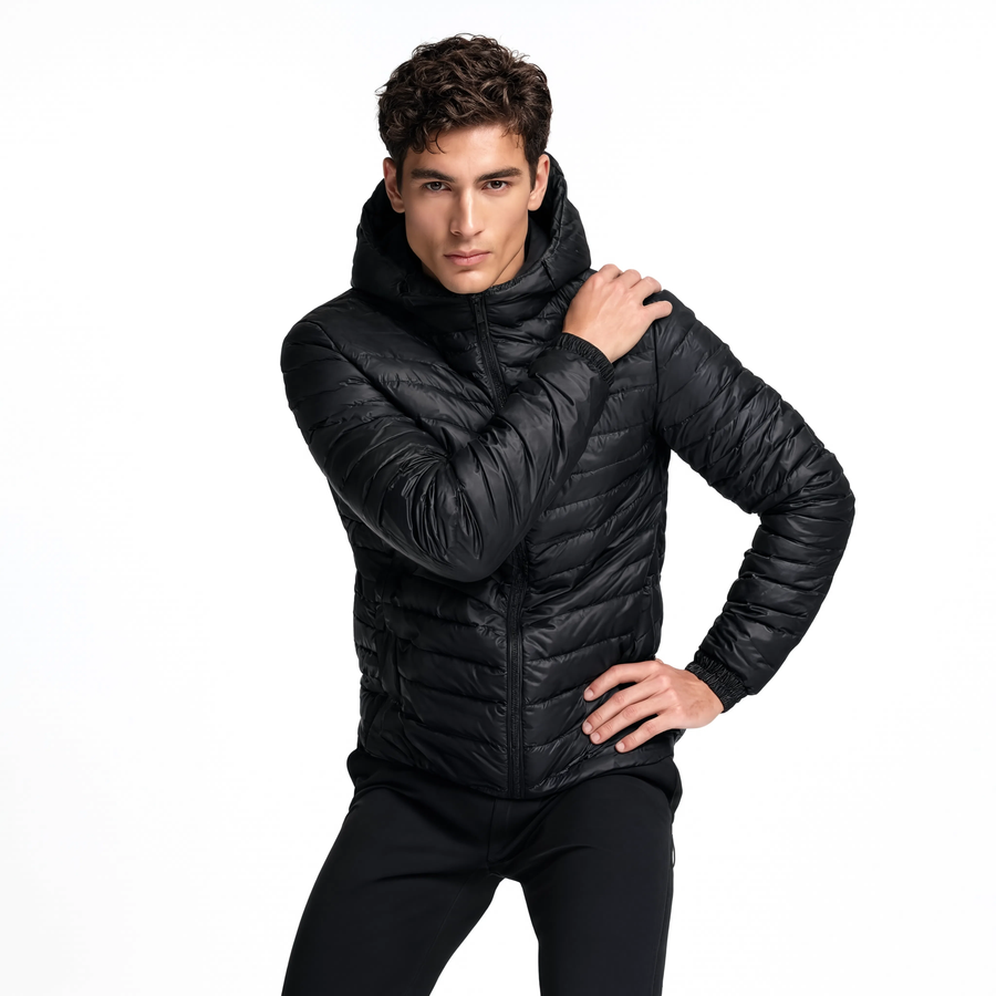 Doudoune homme légère en duvet Le Passeur, coloris noir, portée par un mannequin