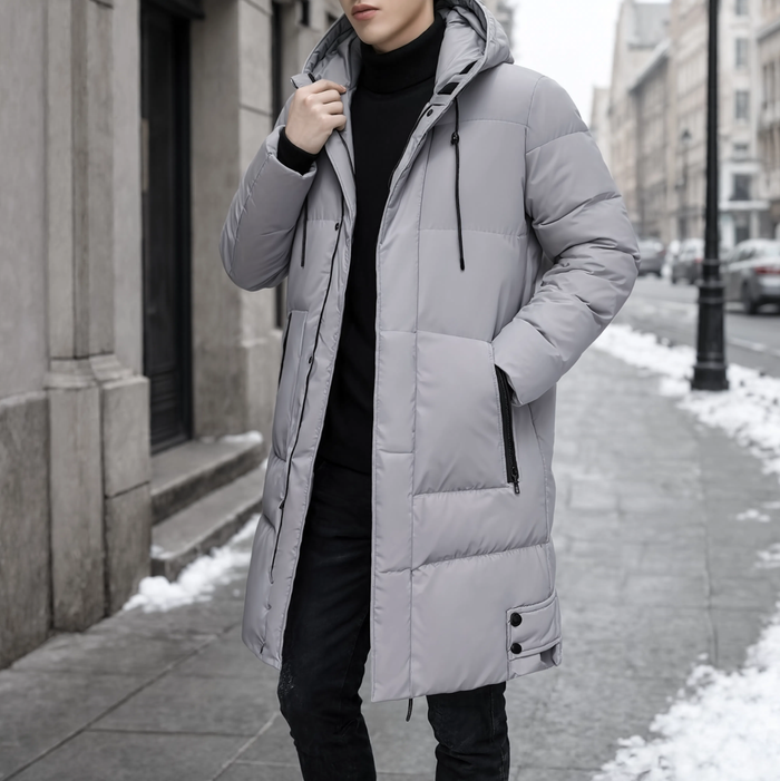 Parka longue homme gris clair matelassée portée en ville l'hiver