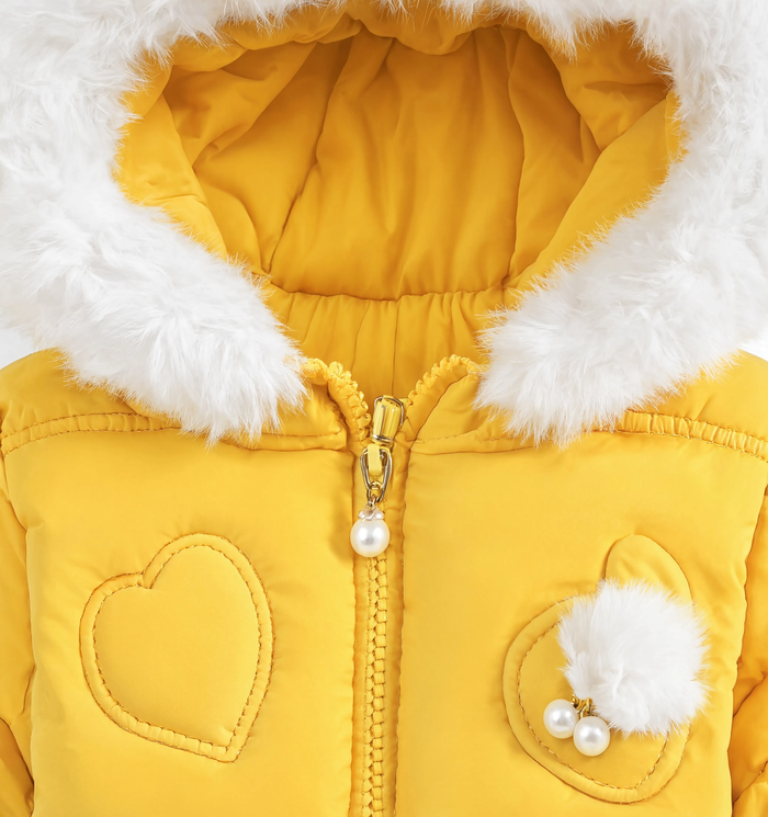 Gros plan sur le col et la capuche de la parka fille jaune