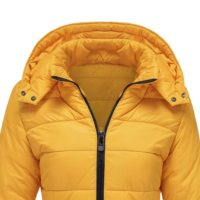 Zoom sur le col et la capuche de la parka femme longue La Vermeille jaune