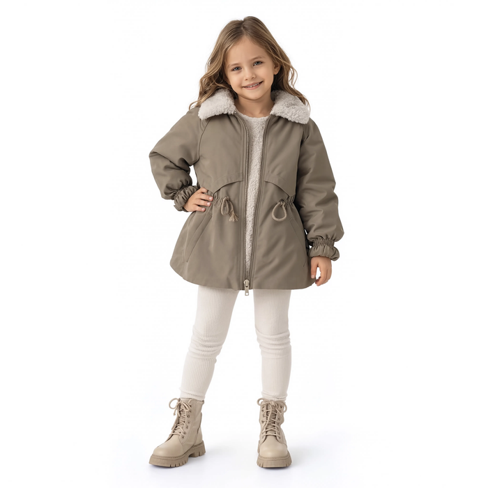 Fillette portant la parka beige Le Sable à col en fausse fourrure