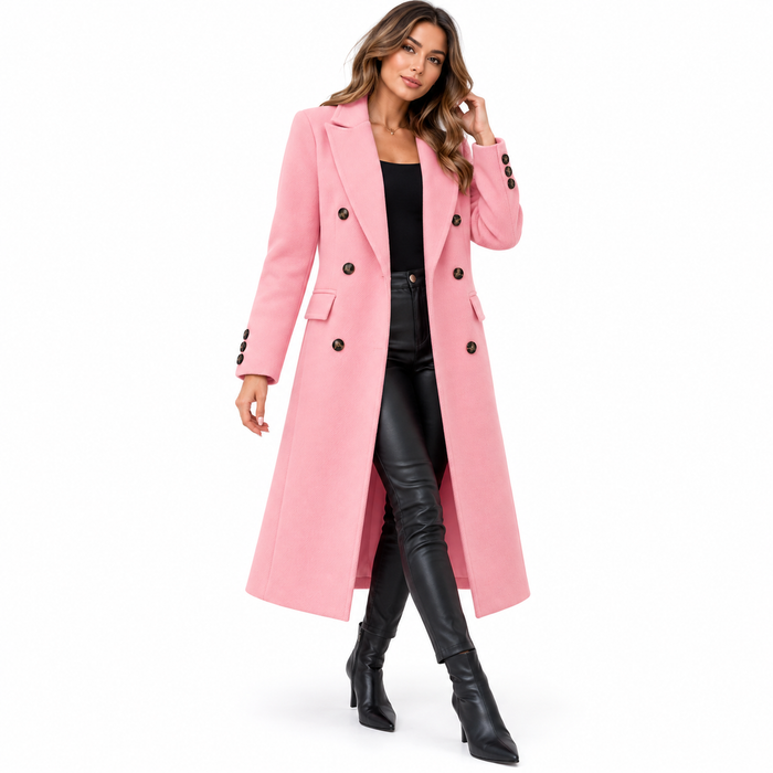 Trench femme rose long croisé à double boutonnage, porté avec un pantalon noir