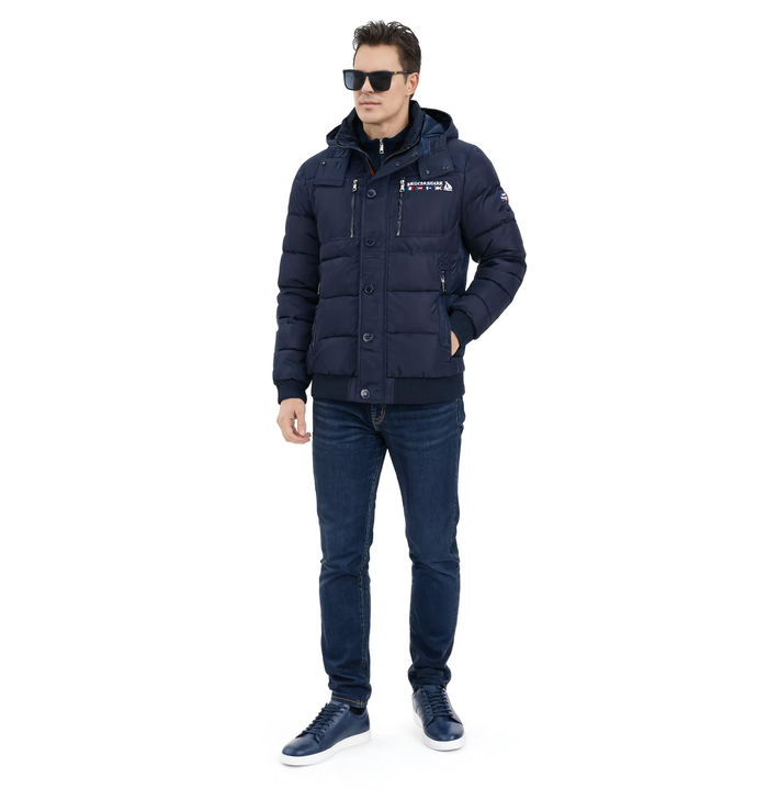 Homme portant la parka bleu marine Le Ponton à capuche amovible
