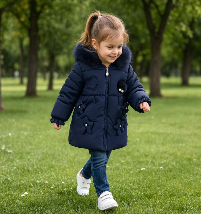 Parka fille bleu marine à capuche portée dans un parc en hiver