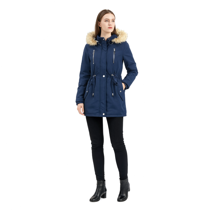 Femme portant la parka duvet La Grenade en bleu marine, capuche fourrée