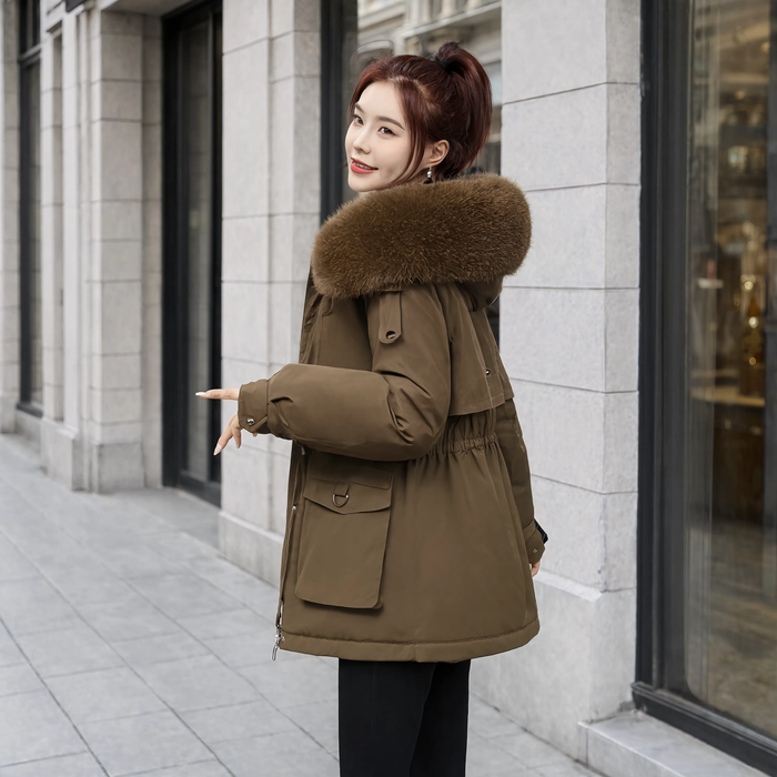 Parka femme matelassée L'Écrin marron portée en ville