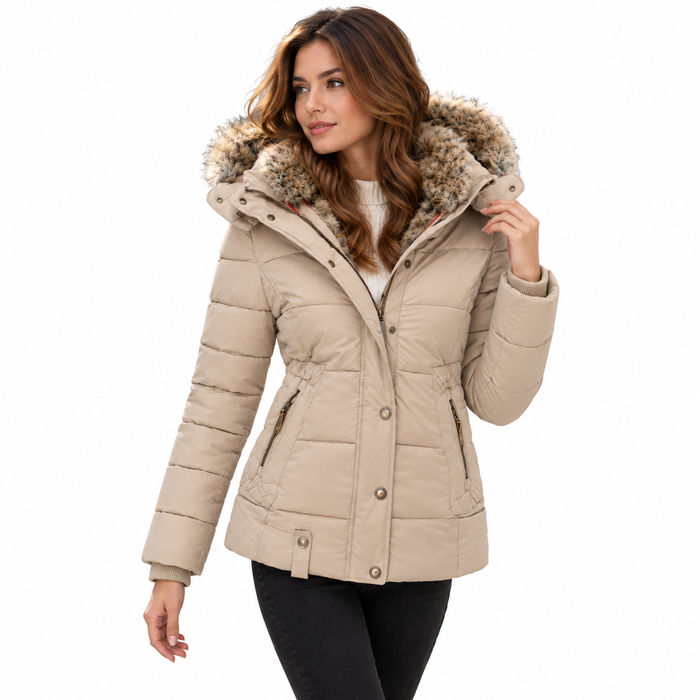Femme portant la parka d'hiver beige La Désinvolte à capuche fourrée