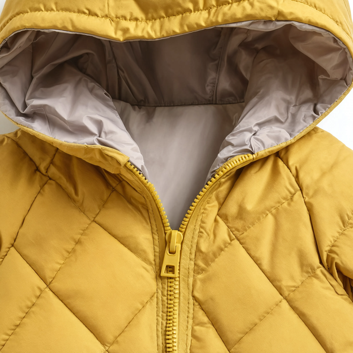 Gros plan sur le col et la capuche de la parka enfant jaune moutarde