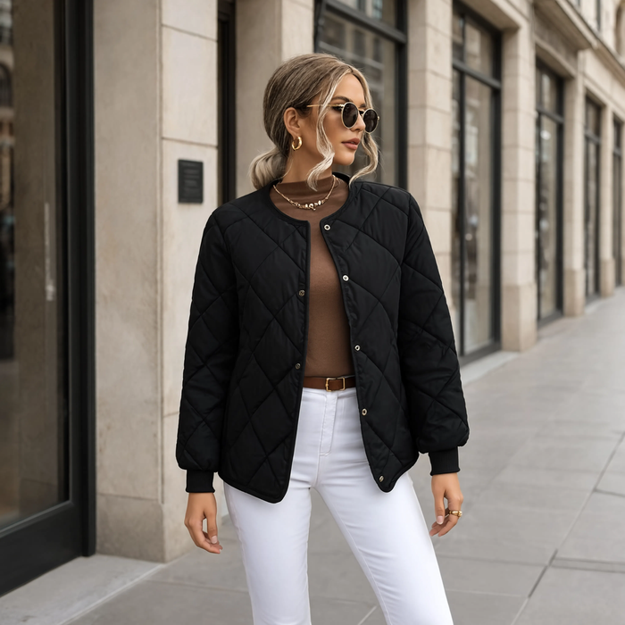 Manteau femme matelassé L'Opaline noir porté en ville