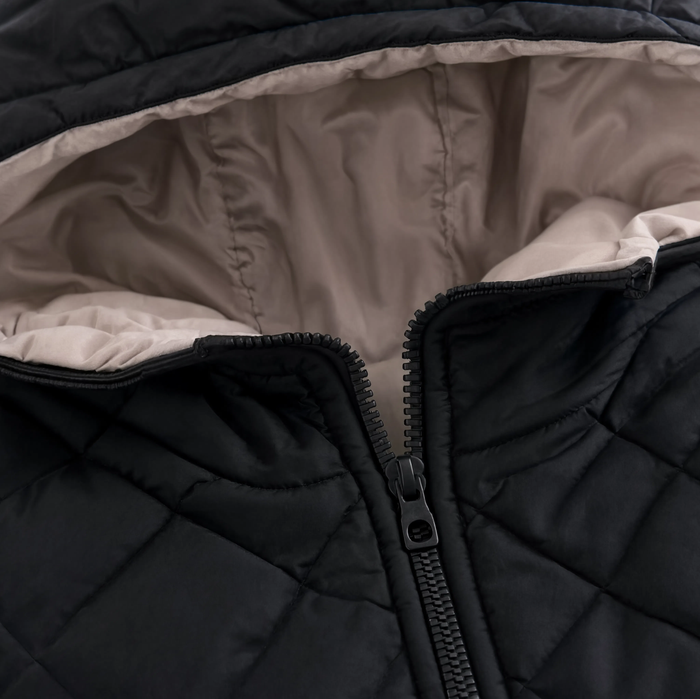 Gros plan sur le col et la capuche de la parka enfant noire
