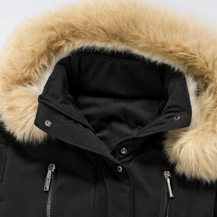 Gros plan sur la capuche amovible bordée de fausse fourrure, coloris noir