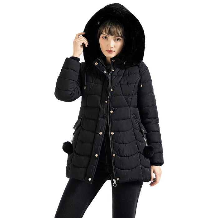 Femme portant la parka longue noire La Griotte à col en fausse fourrure