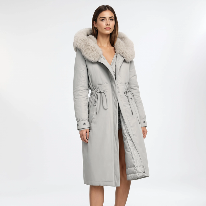 Parka femme très longue La Mésange, coloris beige gris perle, portée par un mannequin