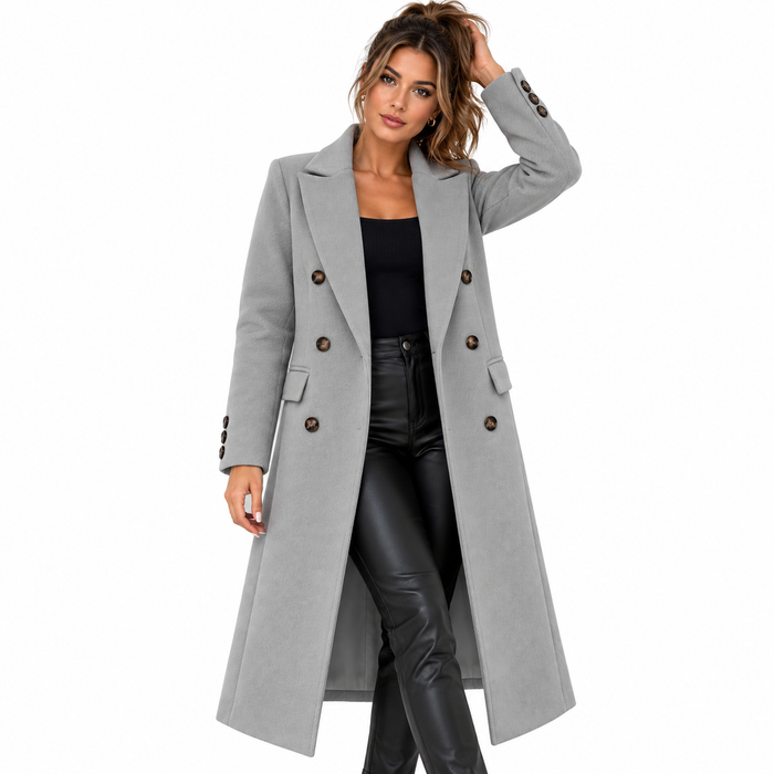 Trench femme gris long croisé à double boutonnage, porté en ville