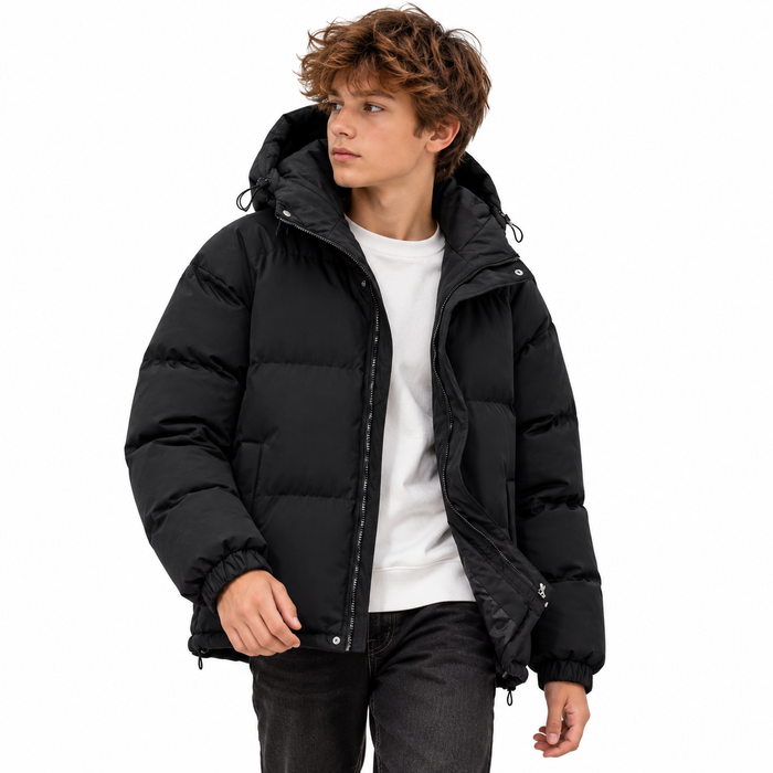 Homme portant la parka matelassée à capuche Le Verso en noir, vue de face