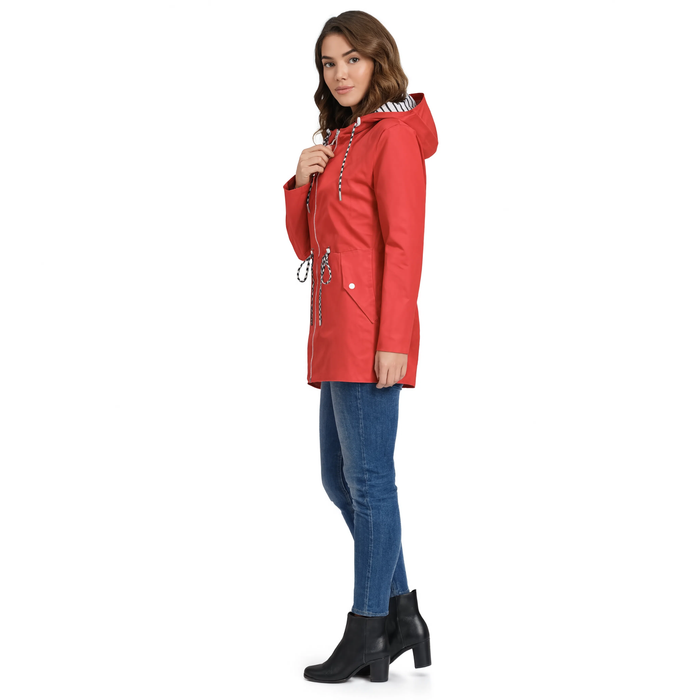 Femme portant la parka de pluie rouge La Giboulée, vue de face