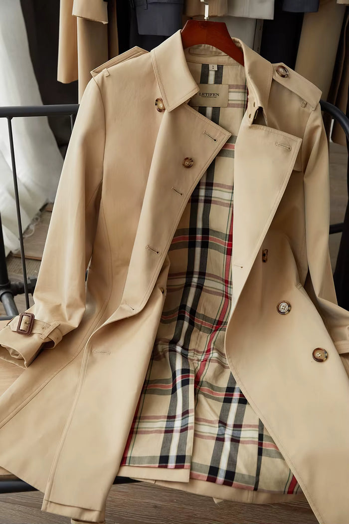 Trench femme beige mi-long, détail de la ceinture nouée à la taille