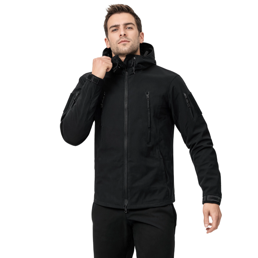 Veste softshell homme imperméable Le Cairn, coloris noir, portée par un mannequin