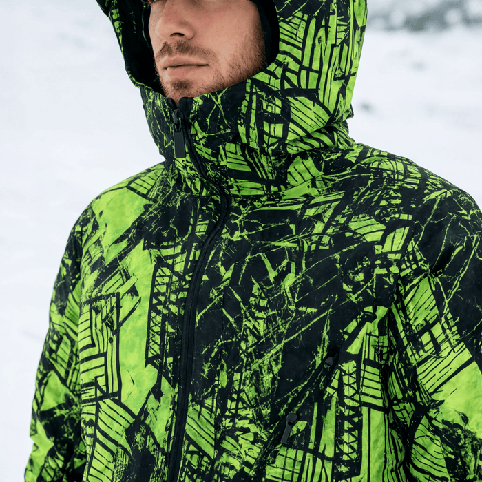 Gros plan sur le col roulé et la capuche de la veste vert fluo et noire
