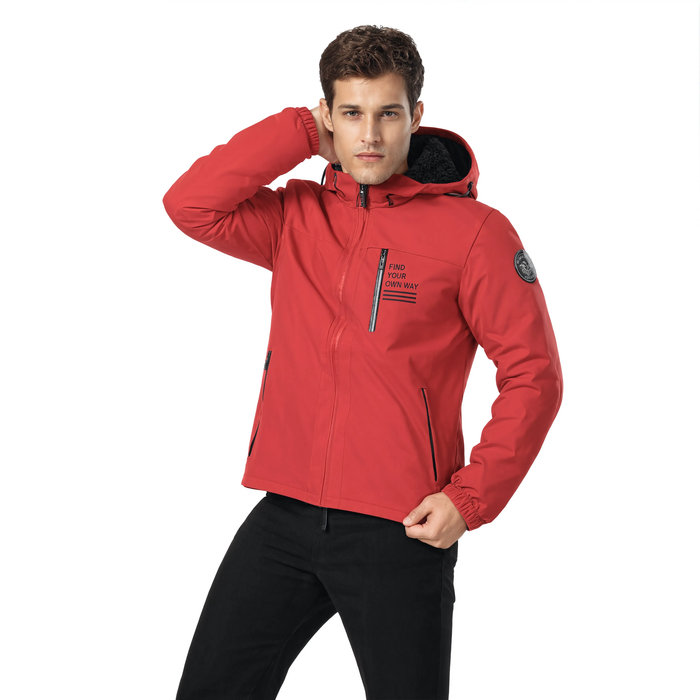 Veste hiver homme doublée polaire Le Versant, coloris rouge, portée par un mannequin