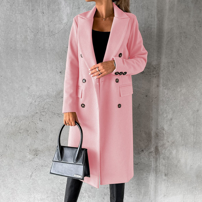 Trench femme rose long croisé à col rabattu, porté en ville